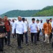 Gubernur Papua, Matius D. Fakhiri saat meninjau pesisir Depapre / Istimewa