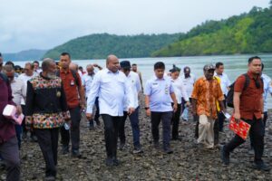 Gubernur Papua, Matius D. Fakhiri saat meninjau pesisir Depapre / Istimewa