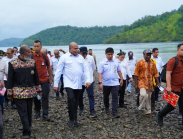 Gubernur Papua, Matius D. Fakhiri saat meninjau pesisir Depapre / Istimewa
