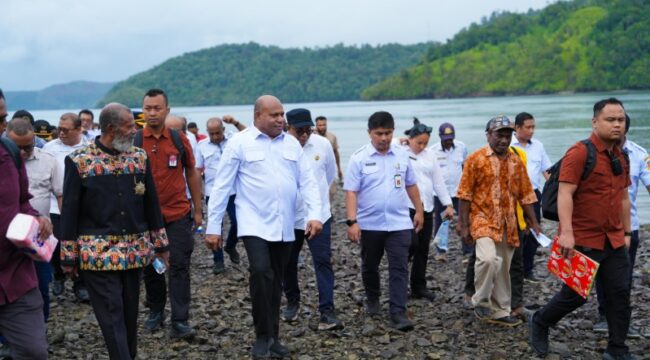 Gubernur Papua, Matius D. Fakhiri saat meninjau pesisir Depapre / Istimewa