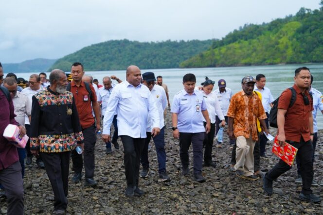 
					Gubernur Papua, Matius D. Fakhiri saat meninjau pesisir Depapre / Istimewa