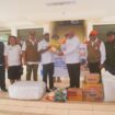 Gubernur Matius D. Fakhiri secara simbolis menyerahkan bantuan kepada korban banjir di Kabupaten Jayapura melalui Bupati Yunus Wonda / Istimewa