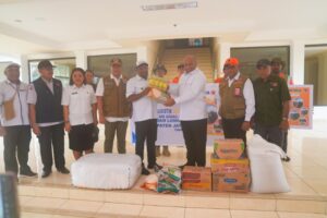Gubernur Matius D. Fakhiri secara simbolis menyerahkan bantuan kepada korban banjir di Kabupaten Jayapura melalui Bupati Yunus Wonda / Istimewa