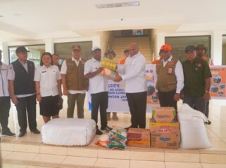 Gubernur Matius D. Fakhiri secara simbolis menyerahkan bantuan kepada korban banjir di Kabupaten Jayapura melalui Bupati Yunus Wonda / Istimewa