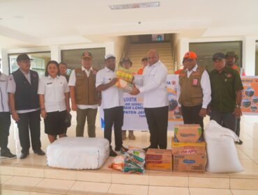 Gubernur Matius D. Fakhiri secara simbolis menyerahkan bantuan kepada korban banjir di Kabupaten Jayapura melalui Bupati Yunus Wonda / Istimewa