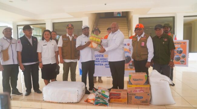 Gubernur Matius D. Fakhiri secara simbolis menyerahkan bantuan kepada korban banjir di Kabupaten Jayapura melalui Bupati Yunus Wonda / Istimewa