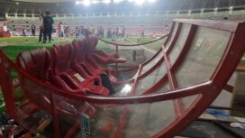 Salah satu bench yang terguling pasca laga Persipura vs Adhyaksa / Istimewa