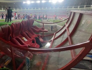 Salah satu bench yang terguling pasca laga Persipura vs Adhyaksa / Istimewa