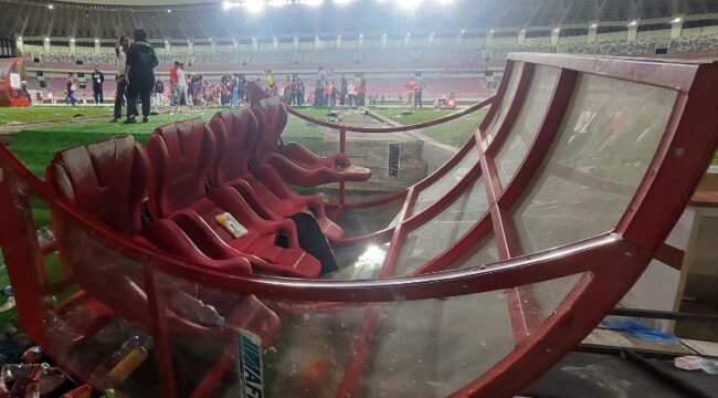 Salah satu bench yang terguling pasca laga Persipura vs Adhyaksa / Istimewa