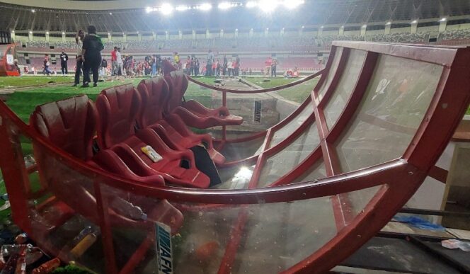 
					Salah satu bench yang terguling pasca laga Persipura vs Adhyaksa / Istimewa