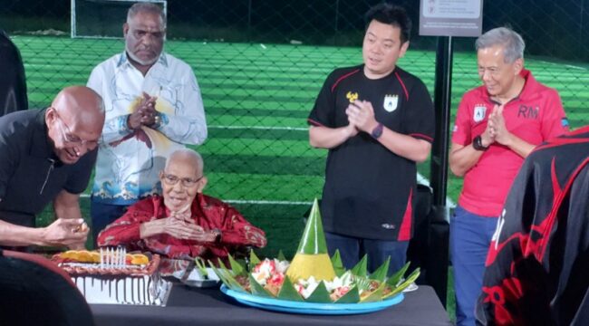 Pendiri Persipura, Pdt Mesach Koibur bersama manajemen dan para petinggi Persipura pada perayaan HUT ke-63 klub / Istimewa