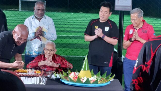 
					Pendiri Persipura, Pdt Mesach Koibur bersama manajemen dan para petinggi Persipura pada perayaan HUT ke-63 klub / Istimewa