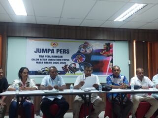 Tim Penjaringan dan Penyaringan Bakal Calon Ketua Umum KONI Papua saat menggelar konferensi pers / Istimewa