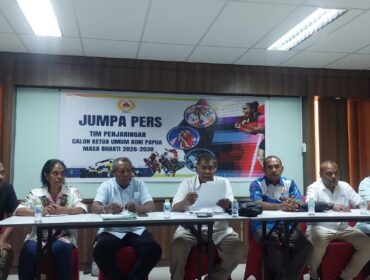 Tim Penjaringan dan Penyaringan Bakal Calon Ketua Umum KONI Papua saat menggelar konferensi pers / Istimewa