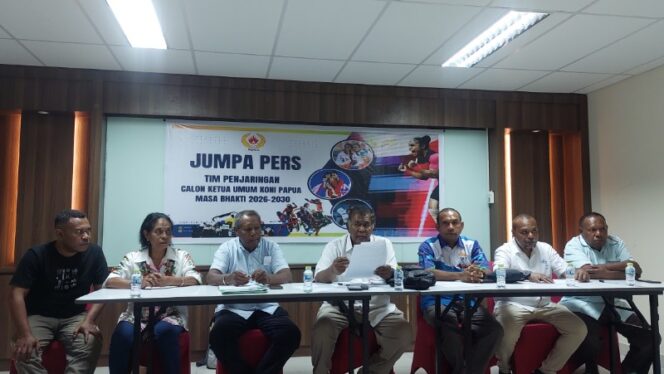 
					Tim Penjaringan dan Penyaringan Bakal Calon Ketua Umum KONI Papua saat menggelar konferensi pers / Istimewa