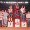 Kapten Persipura, Nando Fairyo, mengangkat trofi juara divisi satu perserikatan 1993 / Sumber Foto Facebook Memori Perserikatan, Galatama, & Liga Indonesia 
