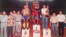 Kapten Persipura, Nando Fairyo, mengangkat trofi juara divisi satu perserikatan 1993 / Sumber Foto Facebook Memori Perserikatan, Galatama, & Liga Indonesia 