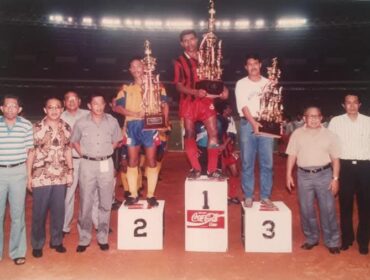 Kapten Persipura, Nando Fairyo, mengangkat trofi juara divisi satu perserikatan 1993 / Sumber Foto Facebook Memori Perserikatan, Galatama, & Liga Indonesia 