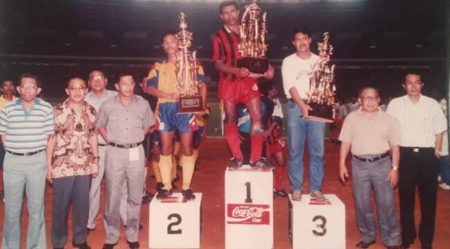 Kapten Persipura, Nando Fairyo, mengangkat trofi juara divisi satu perserikatan 1993 / Sumber Foto Facebook Memori Perserikatan, Galatama, & Liga Indonesia 