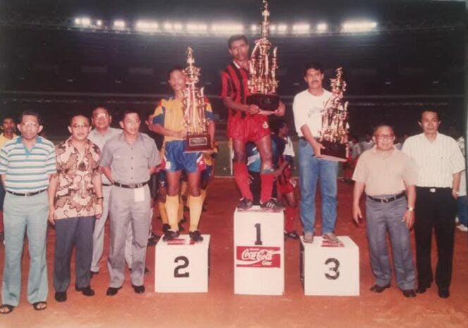 
					Kapten Persipura, Nando Fairyo, mengangkat trofi juara divisi satu perserikatan 1993 / Sumber Foto Facebook Memori Perserikatan, Galatama, & Liga Indonesia 