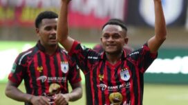 Gunansar Mandowen bersama Ramai Rumakiek saat melakukan selebrasi / Persipura Official
