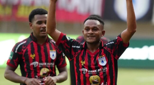 Gunansar Mandowen bersama Ramai Rumakiek saat melakukan selebrasi / Persipura Official