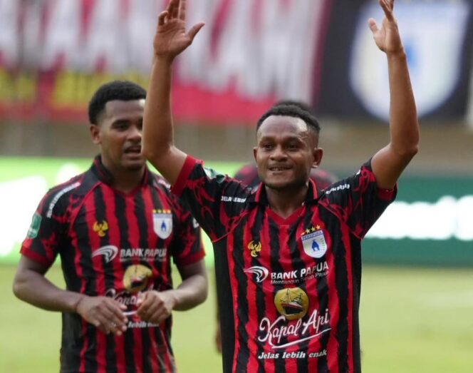 
					Gunansar Mandowen bersama Ramai Rumakiek saat melakukan selebrasi / Persipura Official