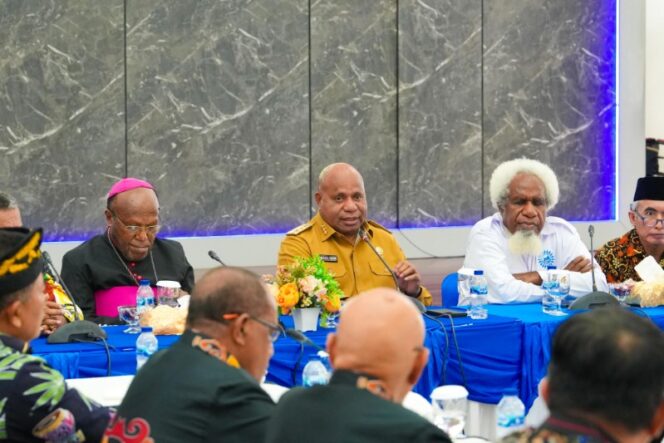 
					Gubernur Papua, Matius D. Fakhiri menggelar pertemuan dengan FKUB Provinsi Papua / Istimewa 