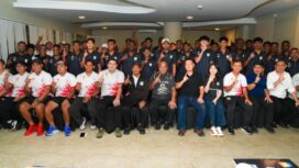 Gubernur Papua, Matius D. Fakhiri saat bertemu dengan Tim Persipura / Istimewa