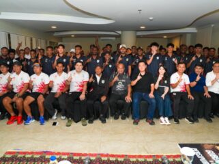 Gubernur Papua, Matius D. Fakhiri saat bertemu dengan Tim Persipura / Istimewa