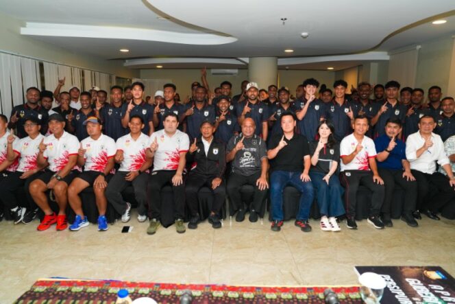 
					Gubernur Papua, Matius D. Fakhiri saat bertemu dengan Tim Persipura / Istimewa
