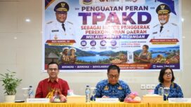 Kepala OJK Papua, Fatwa Aulia bersama Pj Sekda Provinsi Papua Tengah, dr. Silwanus Sumule dalam rapat TPAKD di Nabire / Istimewa