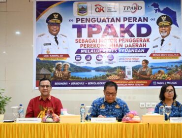 Kepala OJK Papua, Fatwa Aulia bersama Pj Sekda Provinsi Papua Tengah, dr. Silwanus Sumule dalam rapat TPAKD di Nabire / Istimewa