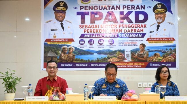 Kepala OJK Papua, Fatwa Aulia bersama Pj Sekda Provinsi Papua Tengah, dr. Silwanus Sumule dalam rapat TPAKD di Nabire / Istimewa
