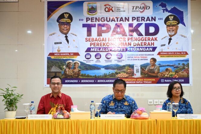 
					Kepala OJK Papua, Fatwa Aulia bersama Pj Sekda Provinsi Papua Tengah, dr. Silwanus Sumule dalam rapat TPAKD di Nabire / Istimewa