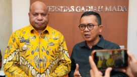 Wakil Rektor UGM Bidang Kemahasiswaan, Pengabdian kepada Masyarakat, dan Alumni, Arie Sujito bersama Gubernur Papua, Matius D. Fakhiri / Istimewa