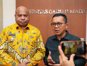 Wakil Rektor UGM Bidang Kemahasiswaan, Pengabdian kepada Masyarakat, dan Alumni, Arie Sujito bersama Gubernur Papua, Matius D. Fakhiri / Istimewa