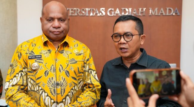 Wakil Rektor UGM Bidang Kemahasiswaan, Pengabdian kepada Masyarakat, dan Alumni, Arie Sujito bersama Gubernur Papua, Matius D. Fakhiri / Istimewa
