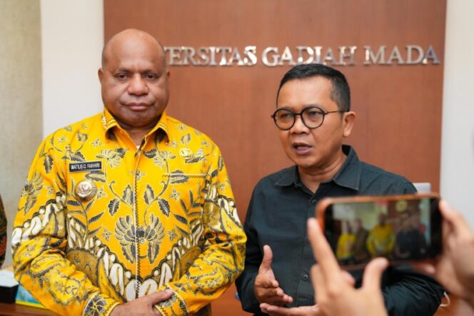 
					Wakil Rektor UGM Bidang Kemahasiswaan, Pengabdian kepada Masyarakat, dan Alumni, Arie Sujito bersama Gubernur Papua, Matius D. Fakhiri / Istimewa