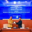 Gubernur Papua, Matius D. Fakhiri bersama Wakil Rektor UGM Bidang Kemahasiswaan, Pengabdian kepada Masyarakat, dan Alumni, Arie Sujito / Istimewa