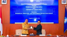 Gubernur Papua, Matius D. Fakhiri bersama Wakil Rektor UGM Bidang Kemahasiswaan, Pengabdian kepada Masyarakat, dan Alumni, Arie Sujito / Istimewa