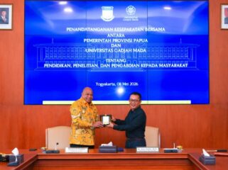 Gubernur Papua, Matius D. Fakhiri bersama Wakil Rektor UGM Bidang Kemahasiswaan, Pengabdian kepada Masyarakat, dan Alumni, Arie Sujito / Istimewa