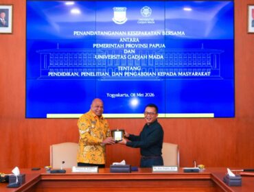 Gubernur Papua, Matius D. Fakhiri bersama Wakil Rektor UGM Bidang Kemahasiswaan, Pengabdian kepada Masyarakat, dan Alumni, Arie Sujito / Istimewa