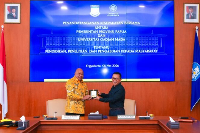 
					Gubernur Papua, Matius D. Fakhiri bersama Wakil Rektor UGM Bidang Kemahasiswaan, Pengabdian kepada Masyarakat, dan Alumni, Arie Sujito / Istimewa