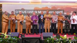 Gubernur Papua, Matius D. Fakhiri bersama sejumlah kepala daerah se-Tanah Papua / Istimewa