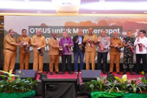 Gubernur Papua, Matius D. Fakhiri bersama sejumlah kepala daerah se-Tanah Papua / Istimewa