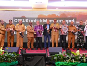 Gubernur Papua, Matius D. Fakhiri bersama sejumlah kepala daerah se-Tanah Papua / Istimewa
