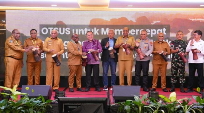Gubernur Papua, Matius D. Fakhiri bersama sejumlah kepala daerah se-Tanah Papua / Istimewa