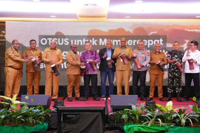 
					Gubernur Papua, Matius D. Fakhiri bersama sejumlah kepala daerah se-Tanah Papua / Istimewa