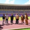 Gubernur Papua, Matius D. Fakhiri saat meninjau Stadion Lukas Enembe / Istimewa
